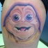 Lustig aussehendes im Cartoon Stil kleines Baby Alien Tattoo am Oberschenkel