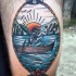 Tatuaje colorido en el muslo, 
esqueleto de pescador en el bote