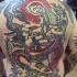 Tatuaje en la espalda,
indios que luchan contra serpiente, estilo old school