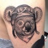 Tatuaje en el brazo, koala bonita en casco de aviador