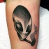 Tatuaje  de  cara simple de extraterrestre fumando