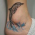 Tatuaje en el tobillo, 
delfín pequeño lindo en olas