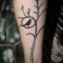 divertente albero e uccello tatuaggio su braccio per uomo