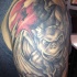 gargoyle con corvo nero tatuaggio sulla spalla