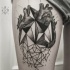 Tatuaje en la pierna, corazón geométrico abstracto