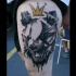 Tatuaggio stilizzato sulla gamba la testa dell'orso con la corona