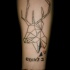 Tatuaggio geometrico sulla gamba la testa del cervo