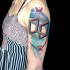 Geometrischer Stil farbiges Schulter Tattoo mit Schmetterling und Vogel