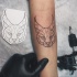 Tatuagem de braço de tinta preta de estilo geométrico de cabeça de caracal