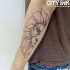 Tatuaje de brazo de tinta negra estilo geométrico de la mitad de la cabeza de león