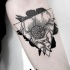 stile geometrico inchiostro nero fiore nel triangolo tatuaggio su braccio