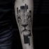 Tatuaje de antebrazo de tinta negra estilo geométrico de retrato de león