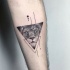 Tatuaje de antebrazo de tinta negra estilo geométrico del triángulo con retrato de león
