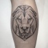 Tatuaje de tinta negra estilo geométrico de cabeza de León