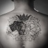 Tatuagem de costas de tinta preta de estilo geométrico superior do retrato de leão com várias figuras