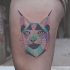 Tatuagem de coxa colorida estilo geométrico de gato selvagem