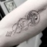 stile geometrico piccolo inchiostro nero tatuaggio su braccio