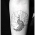 stile geometrico piccolo pavone tatuaggio su braccio