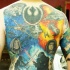 Tatuaje en la espalda, episodio con héroes y símbolos de  la guerra de las galaxias