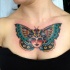 testa di ragazza di testa di farfalla tatuaggio su petto