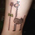 Tatuaje en el tobillo, 
jirafa de dibujos animados bonita con flor