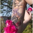 ragazza pin up in biancheria intima tatuaggio su bracio