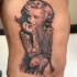 Tatuaje en el costado, 
Marilyn Monroe seductora fumando