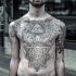 Tatuaje en el pecho y vientre, signos diferentes misteriosos de culto