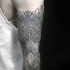 Tatuaje elegante fantástico en el brazo, tinta negra