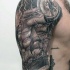 Muy impresionante y realístico tatuaje la nave en la tormenta marina realizado en negro y blanco en el antebrazo