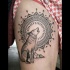 Tatuaje en el muslo,  lobo que aulla a la luna extraordinaria