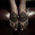 splendido stile induismo henne' inchiostro nero tatuaggio su piedi