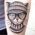 Tatuaje en el antebrazo,
 gato divertido en sombrero y gafas