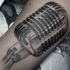 Tatuaje  de micrófono vintage  sencillo  en el antebrazo