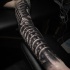 Tatuaje en el brazo completo, idea fascinante de huesos interesantes