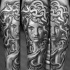 Tatuaje  de Medusa Gorgona misteriosa realista con lagrimas
