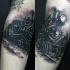 Tatuaje en la pierna, tren excelente negro