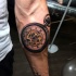 Tatuaje en el antebrazo, reloj mecánico único