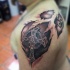 Tatuaje en el hombro, armadura celta impresionante