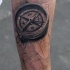 realistico molto dettagliato nero e bianco bussola su mappa tatuaggio su braccio