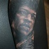 Tatuaje en el antebrazo, retrato negro blanco de
 cantante famoso excelente