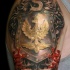 Tatuaje en el hombro, escudo espléndido con águila dorada y  inscripción