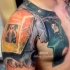 Tatuaje en el hombro y pecho, armadura futurista increíble