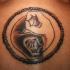 Tatuaje en la espalda, dos manos formados yin yang