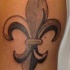 nero griggio ebianco fleur de lis tatuaggio