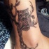 grande carino gufo su ramo tatuaggio su caviglia