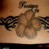 Le tatouage d'hibiscus gris avec un entrelacs tribal