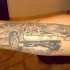 Tatuaje en el antebrazo, coche descolorido