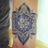 inchiostro grigio in mandala tatuaggio su braccio