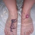 Tatuaje en los pies, chica en el viento con la bola